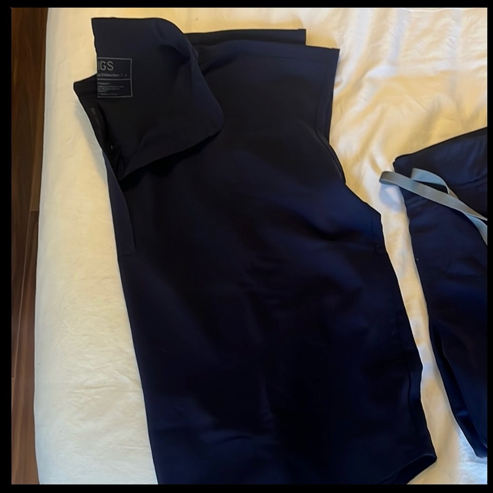Figs Women's Navy Scrub Set